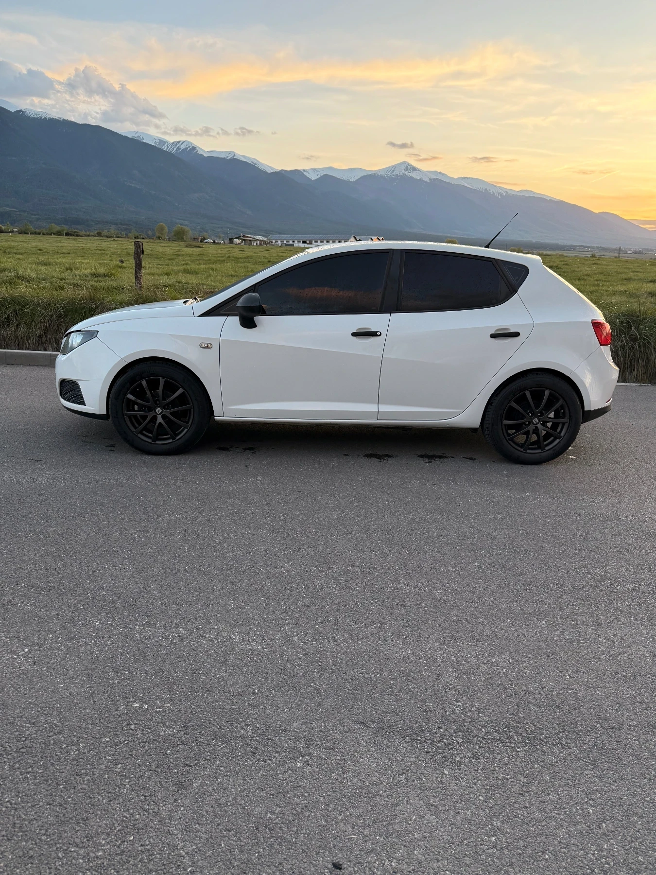 Seat Ibiza Нов внос!Регистрирана обслужена качваш се и караш!, снимка 5 - Автомобили и джипове - 54467946