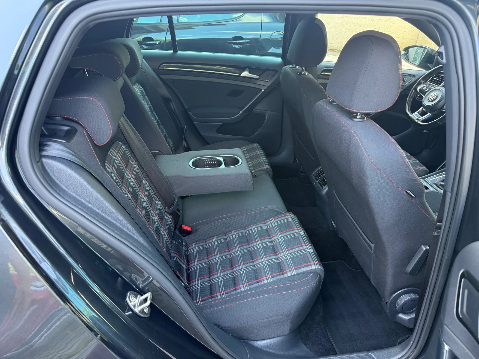 VW Golf 2.0 GTI PERFORMANCE! Дистроник! Автомат, снимка 13 - Автомобили и джипове - 55392514