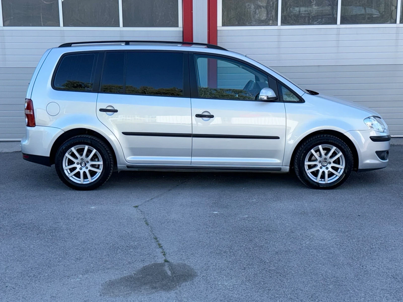 VW Touran 1.9TDI AUTOMATIK DSG KLIMATRONIK ЛИЗИНГ!!!, снимка 7 - Автомобили и джипове - 55826354