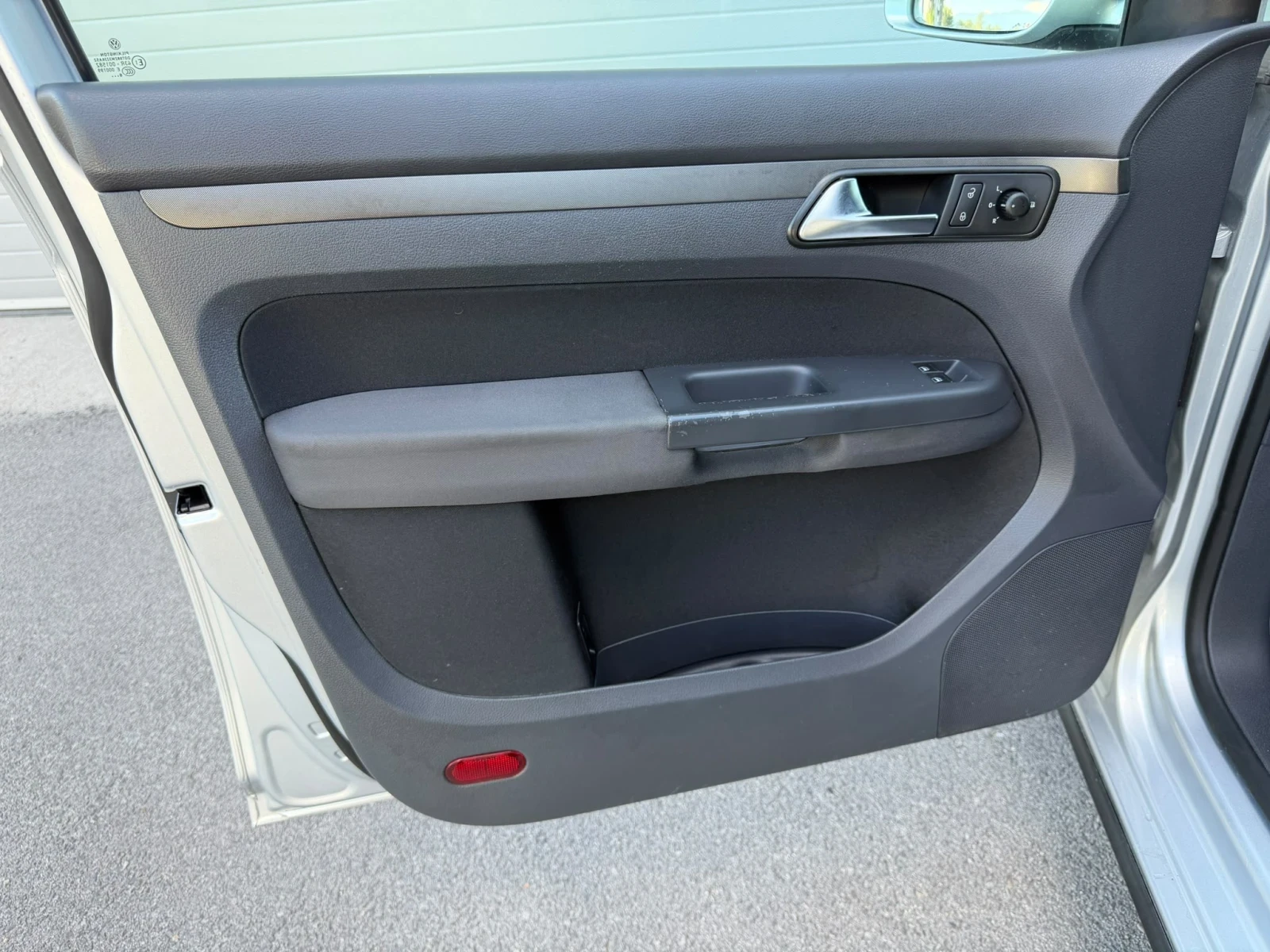 VW Touran 1.9TDI AUTOMATIK DSG KLIMATRONIK ЛИЗИНГ!!!, снимка 12 - Автомобили и джипове - 55826354