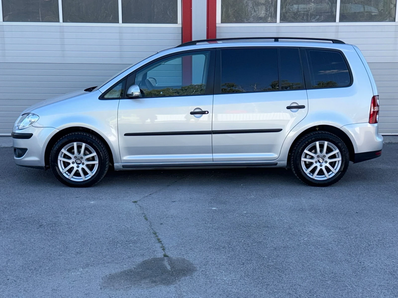 VW Touran 1.9TDI AUTOMATIK DSG KLIMATRONIK ЛИЗИНГ!!!, снимка 6 - Автомобили и джипове - 55826354