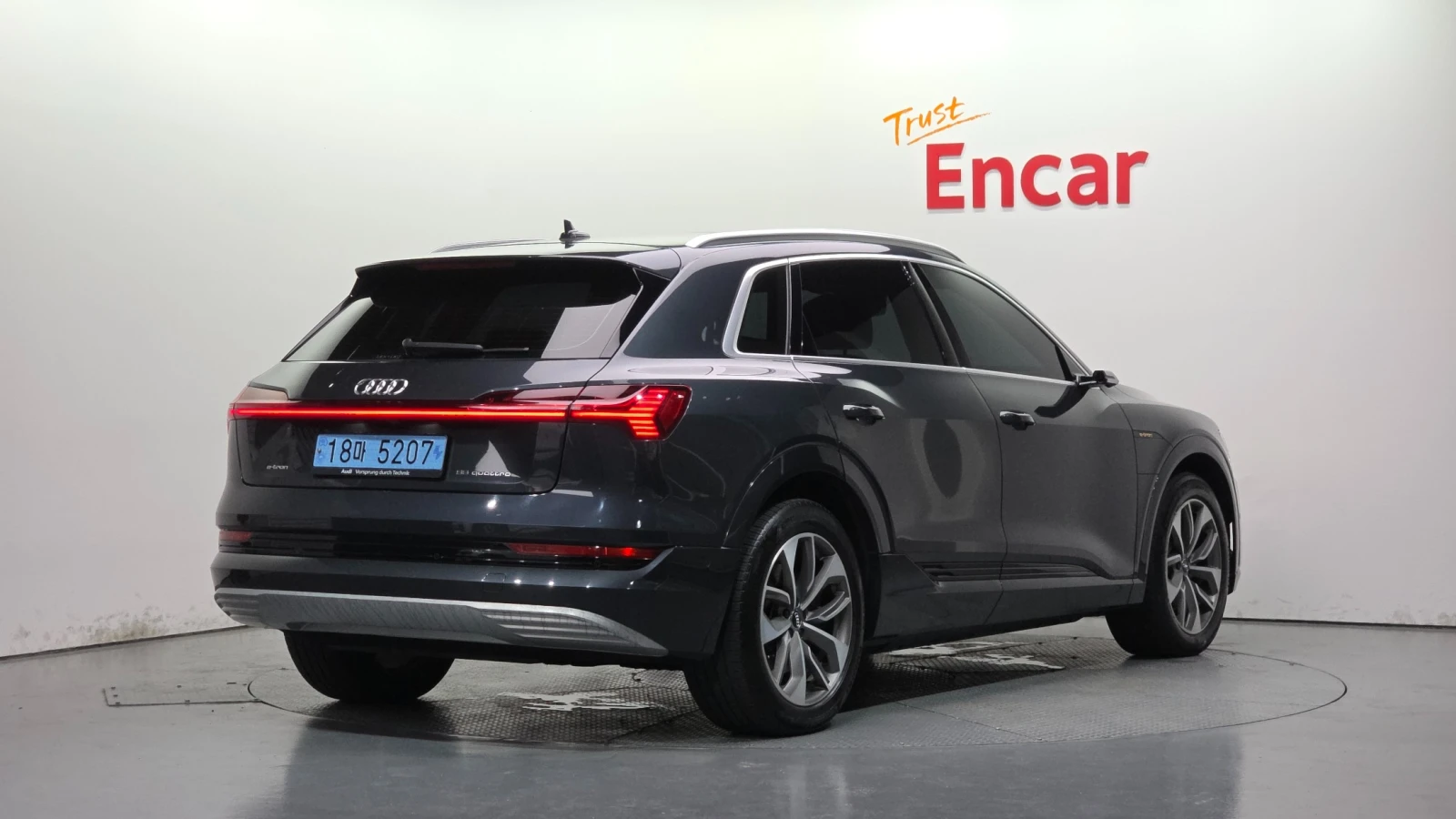 Audi E-Tron 55 Quattro , снимка 2 - Автомобили и джипове - 56012074