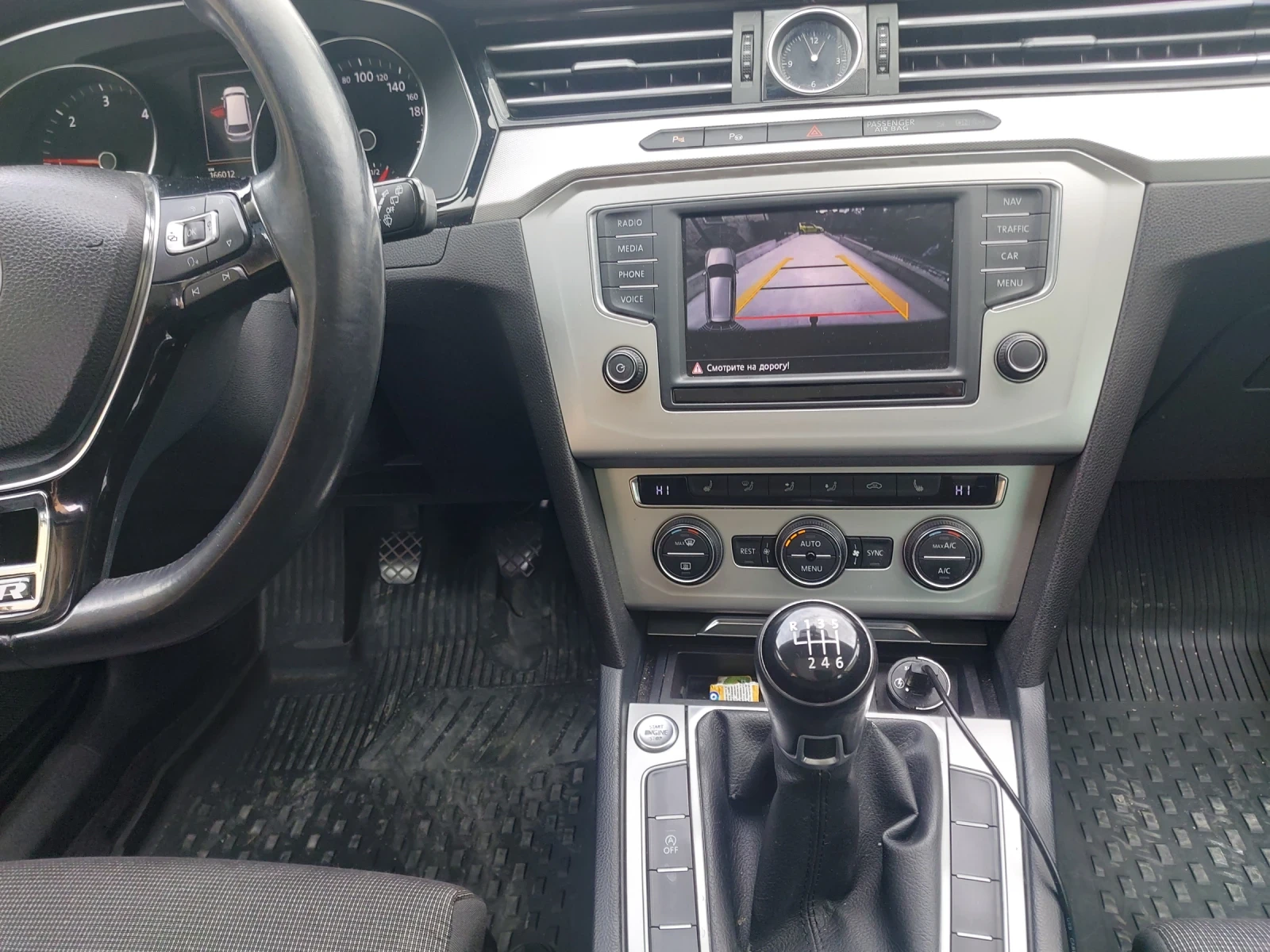 VW Passat 1.6 TDI 120кс, снимка 8 - Автомобили и джипове - 54070622