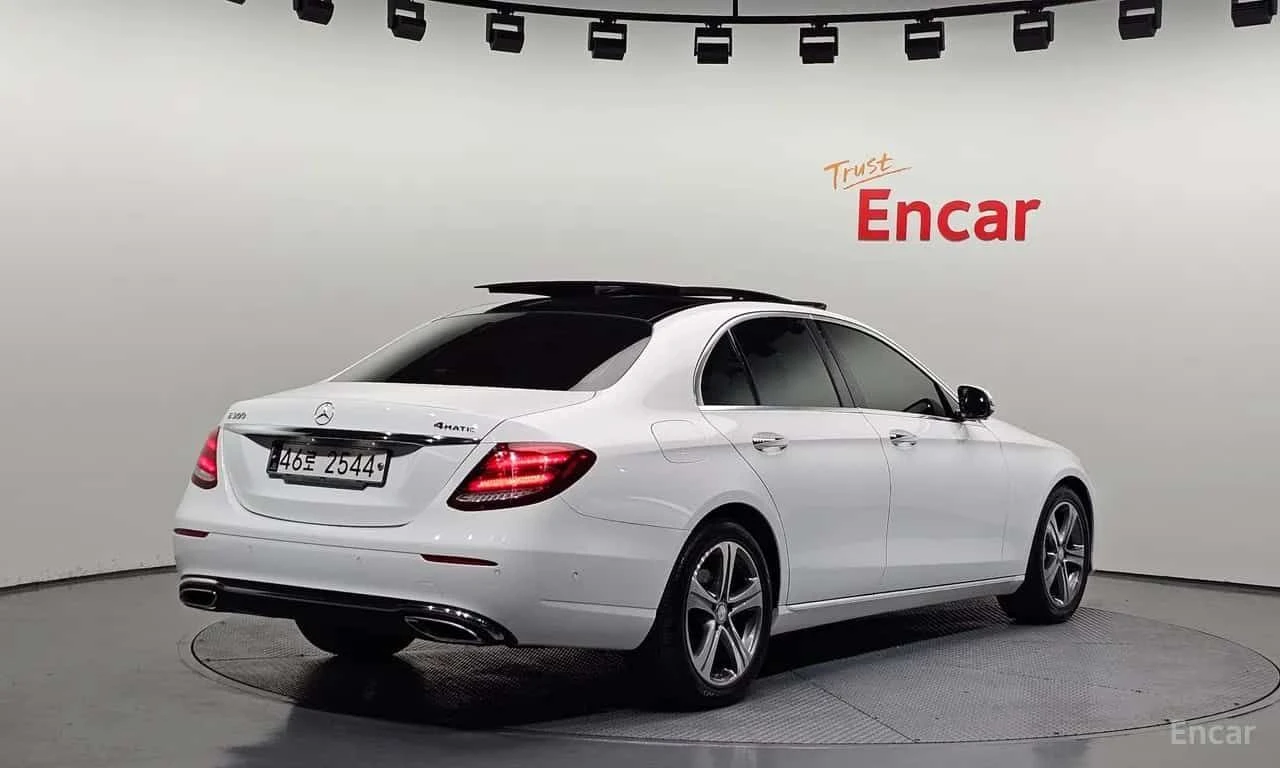 Mercedes-Benz E 300 * 4MATIC Avnatgarde * КРАЙНА ЦЕНА ДО БЪЛГАРИЯ, снимка 2 - Автомобили и джипове - 55725186