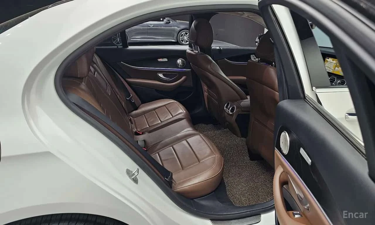 Mercedes-Benz E 300 * 4MATIC Avnatgarde * КРАЙНА ЦЕНА ДО БЪЛГАРИЯ, снимка 11 - Автомобили и джипове - 55725186