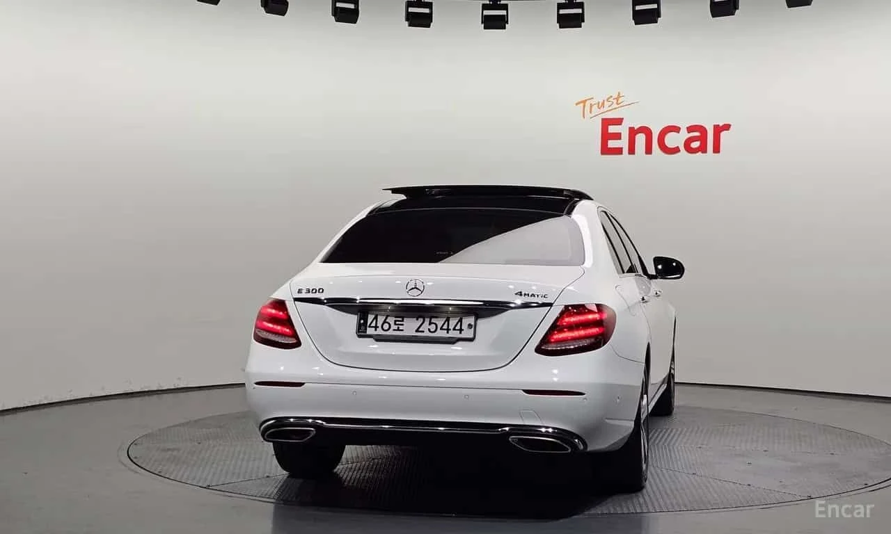 Mercedes-Benz E 300 * 4MATIC Avnatgarde * КРАЙНА ЦЕНА ДО БЪЛГАРИЯ, снимка 4 - Автомобили и джипове - 55725186