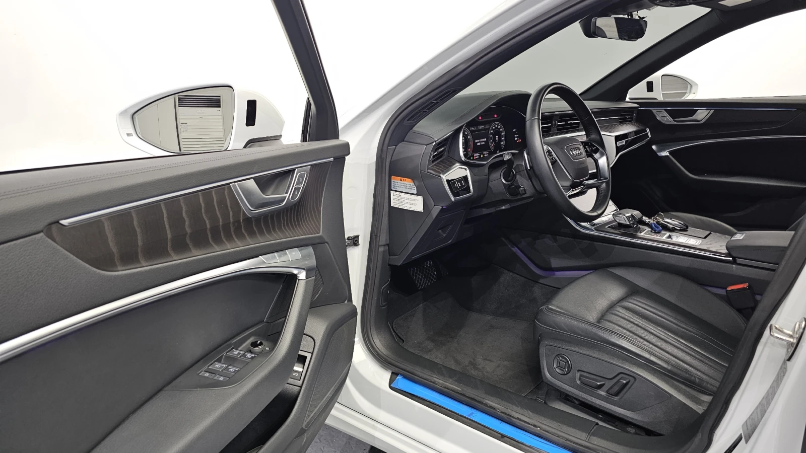 Audi A6 2022* S-LINE* DIS* 360* HUD* ОБДУХ* БЯЛА ПЕРЛА* КР, снимка 5 - Автомобили и джипове - 56061620