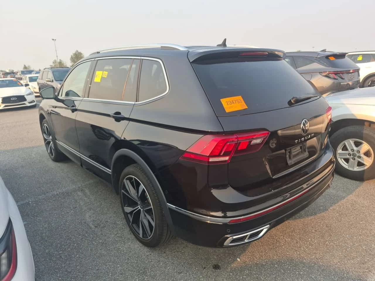 VW Tiguan  HIGHLINE R LINE / LED / ПАНОРАМА / 2 КЛЮЧА , снимка 4 - Автомобили и джипове - 55662133