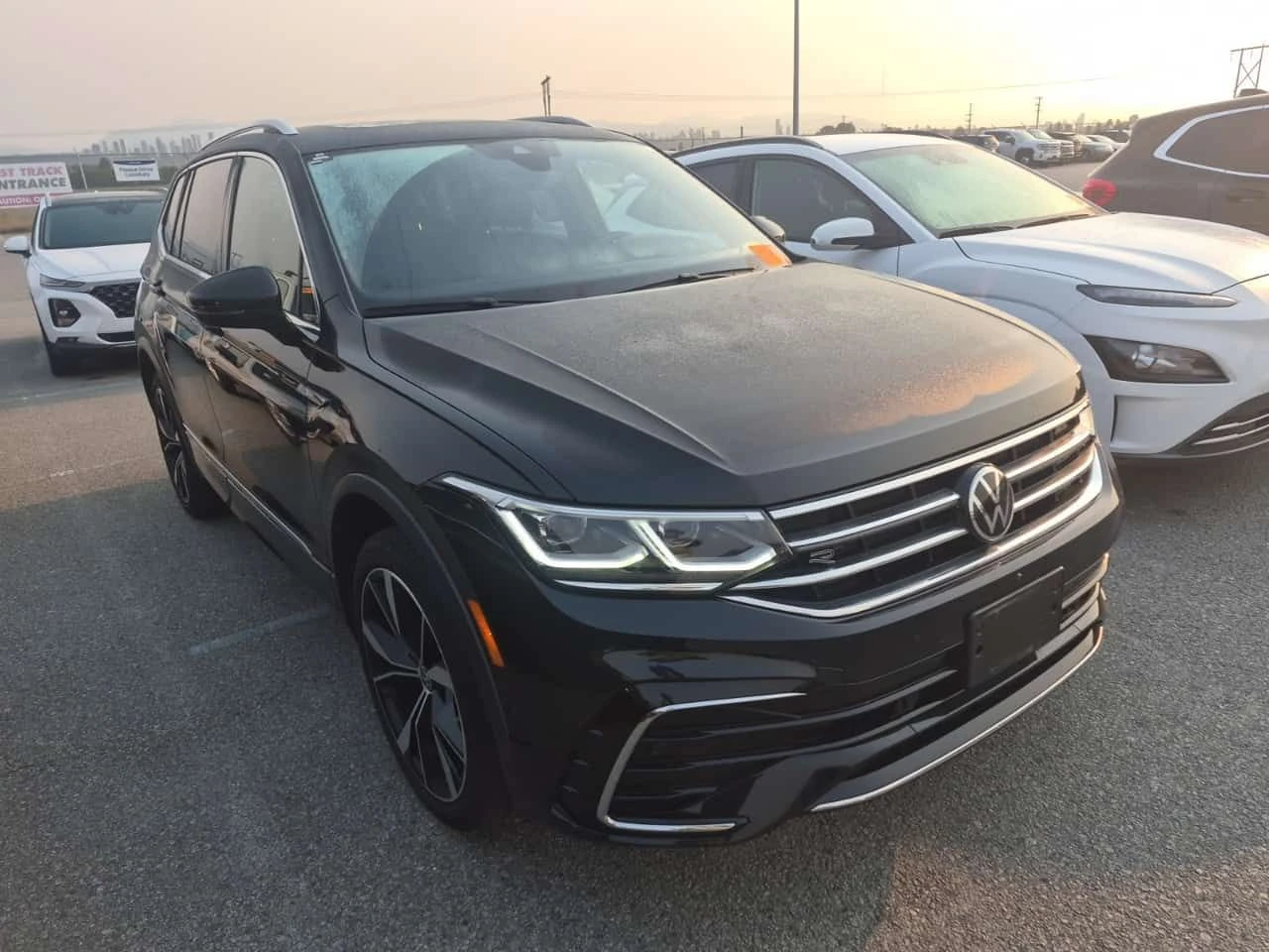 VW Tiguan  HIGHLINE R LINE / LED / ПАНОРАМА / 2 КЛЮЧА , снимка 2 - Автомобили и джипове - 55662133