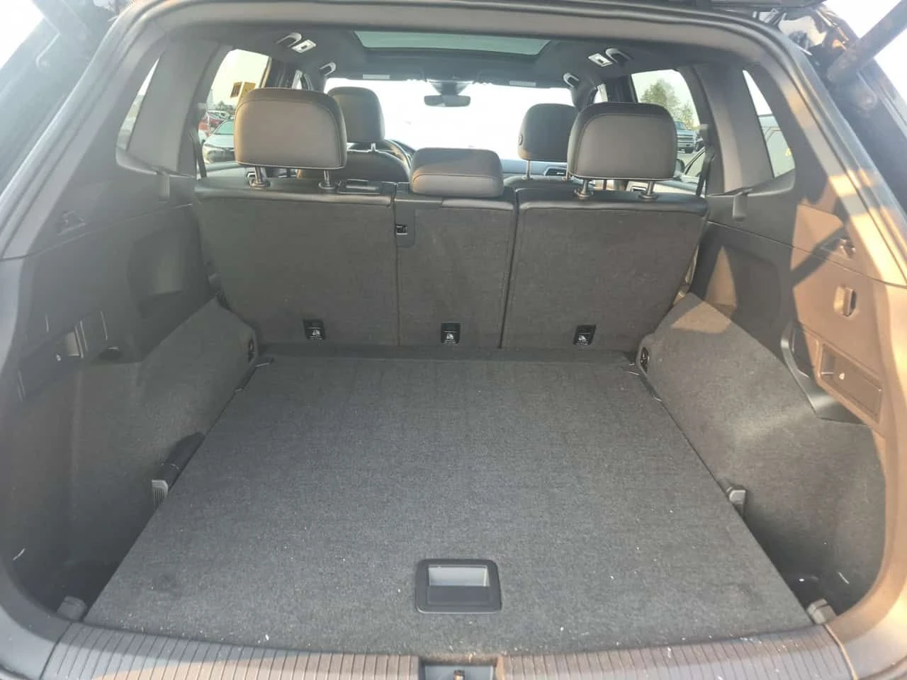 VW Tiguan  HIGHLINE R LINE / LED / ПАНОРАМА / 2 КЛЮЧА , снимка 14 - Автомобили и джипове - 55662133