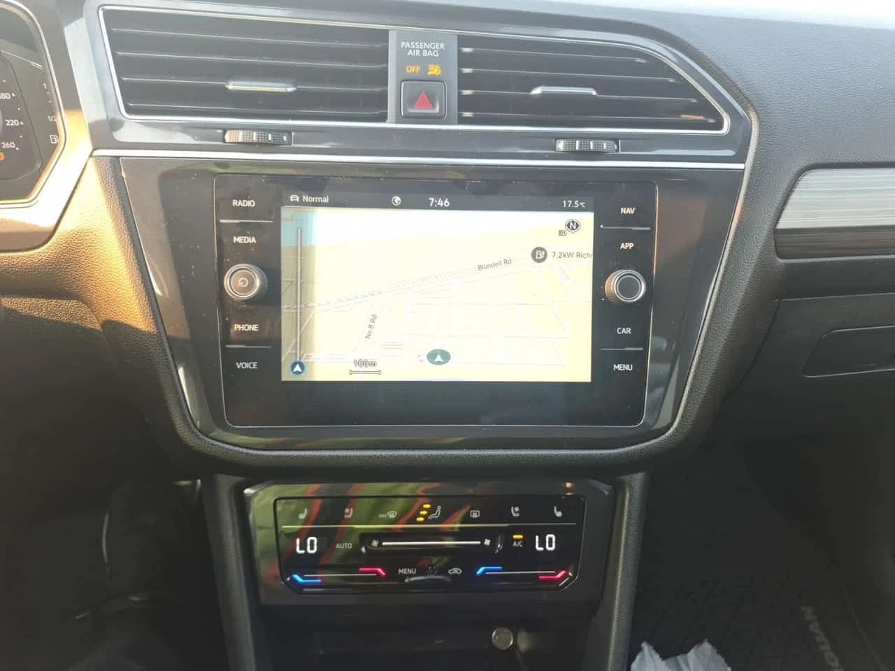 VW Tiguan  HIGHLINE R LINE / LED / ПАНОРАМА / 2 КЛЮЧА , снимка 11 - Автомобили и джипове - 55662133