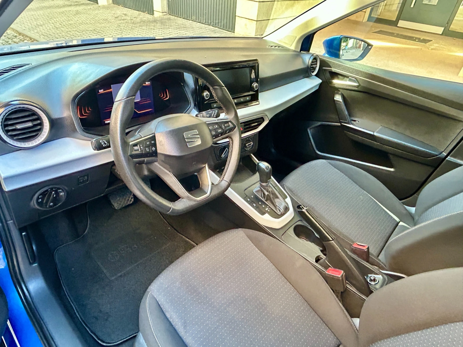 Seat Arona X 1.0TSI/Автоматик, снимка 9 - Автомобили и джипове - 56332882