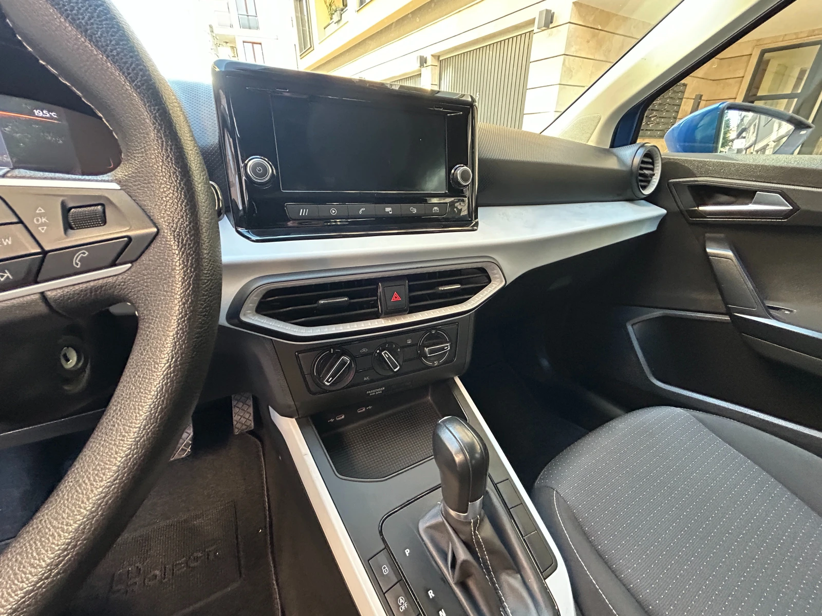 Seat Arona X 1.0TSI/Автоматик, снимка 14 - Автомобили и джипове - 56332882