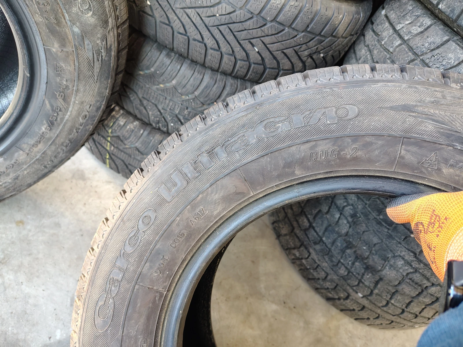 Гуми Зимни 215/65R15, снимка 7 - Гуми и джанти - 54085919