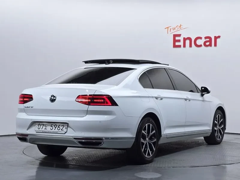 VW Passat 2.0 TDI, снимка 2 - Автомобили и джипове - 54299802