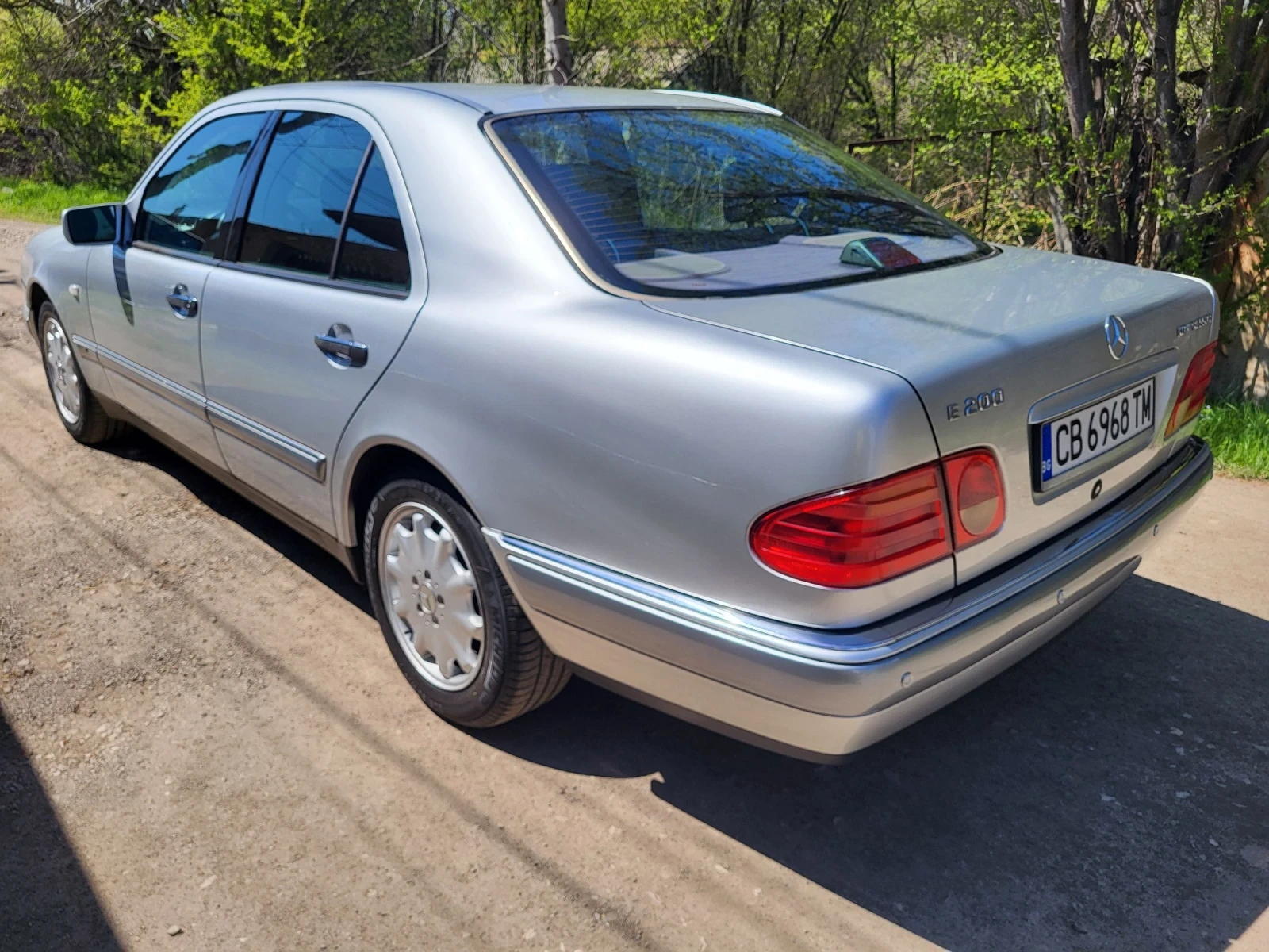 Mercedes-Benz E 200 Кола за ценители  - изображение 5
