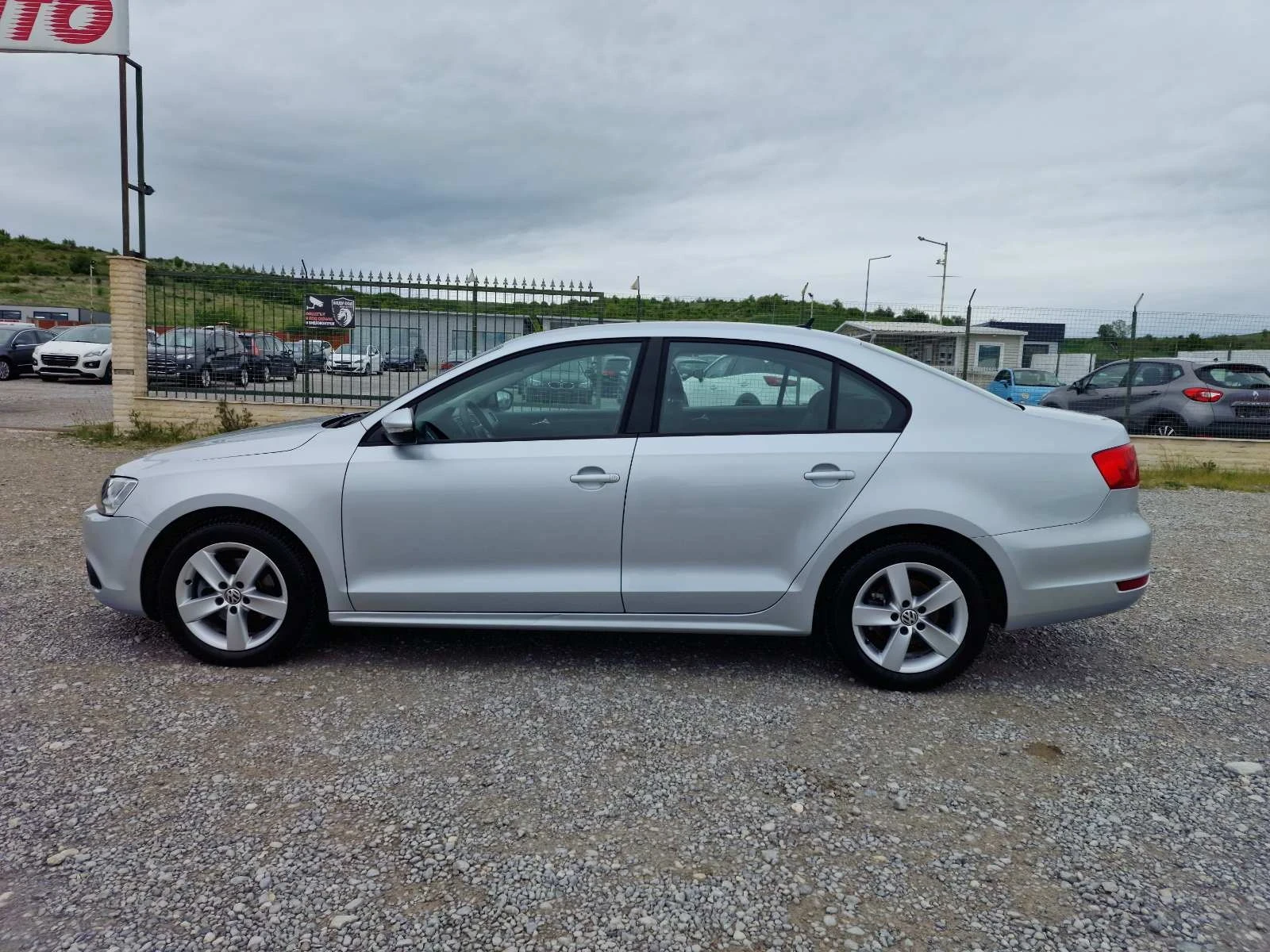VW Jetta 1.6TDI NOVA, снимка 5 - Автомобили и джипове - 54563825