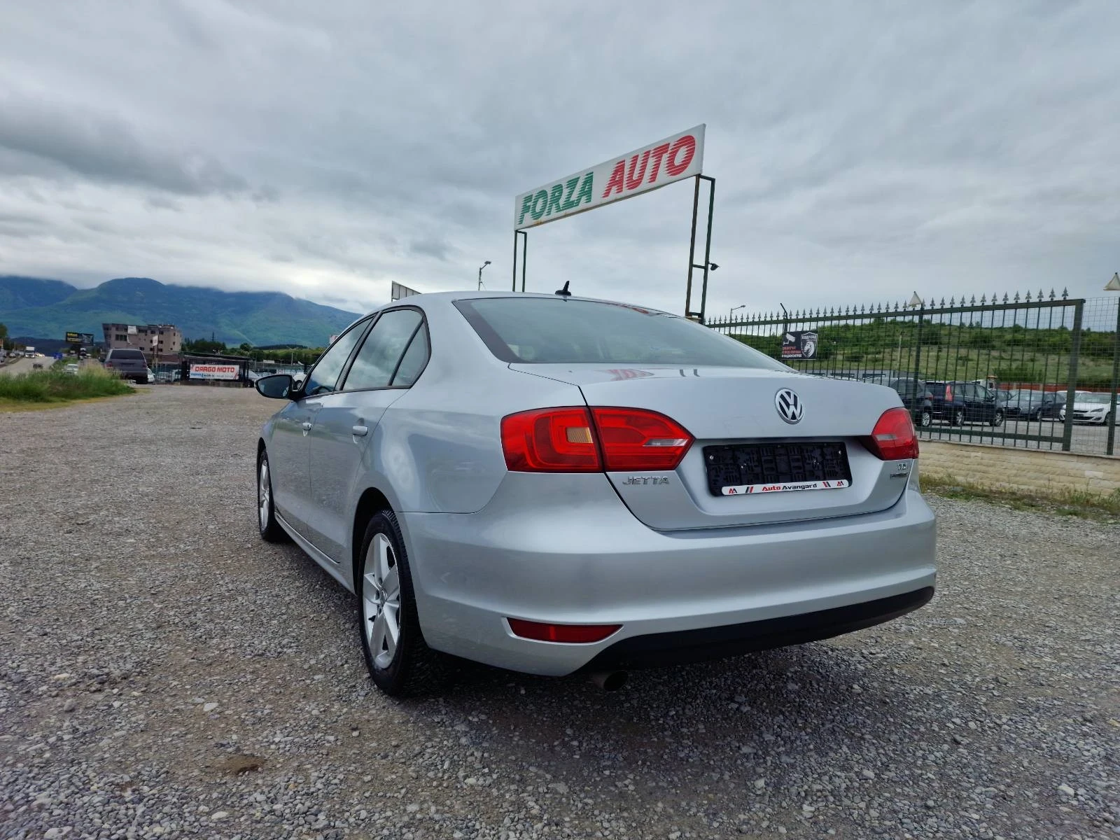 VW Jetta 1.6TDI NOVA, снимка 3 - Автомобили и джипове - 54563825