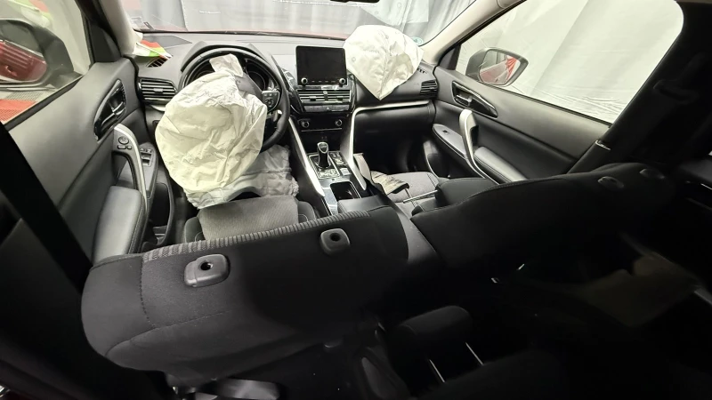 Mitsubishi Eclipse Cross, снимка 3 - Автомобили и джипове - 51929443