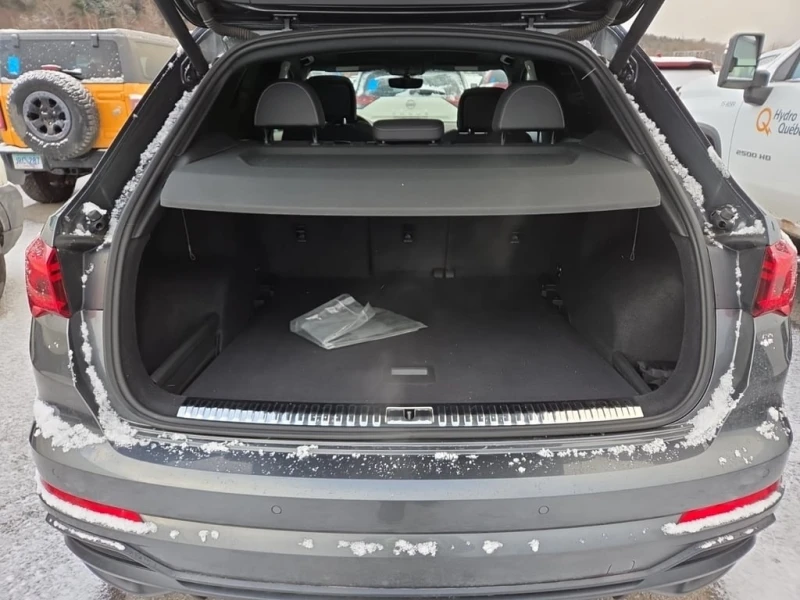 Audi Q3 2021 TECHNIK * CARFAX * БЕЗ ПЪРВОНАЧАЛНА ВНОСКА, снимка 12 - Автомобили и джипове - 53005119