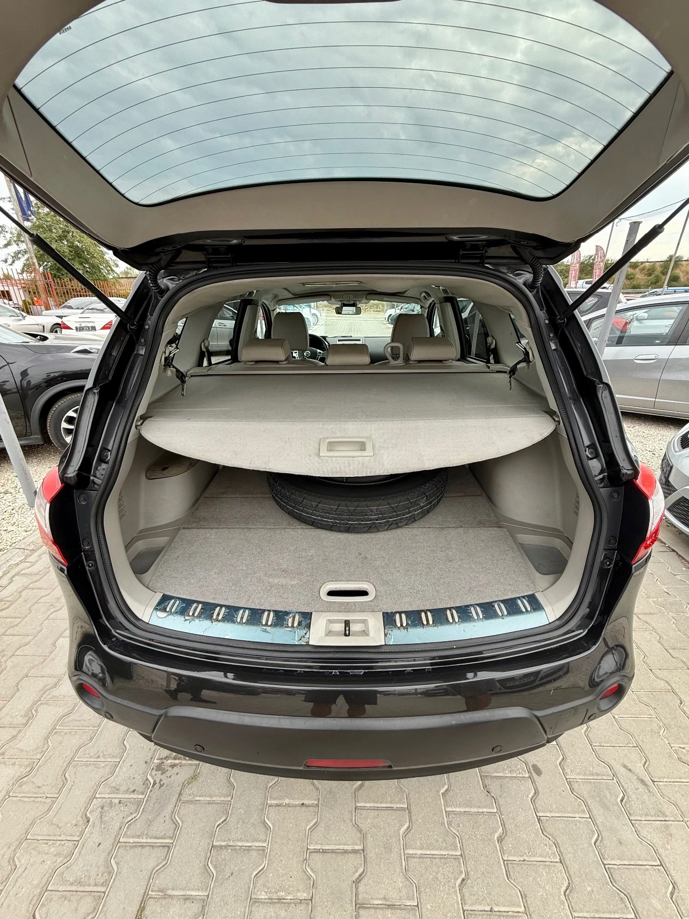 Nissan Qashqai 2.0* 4x4* Keyless* Италия* LPG* Бартер* 7места*  - изображение 10