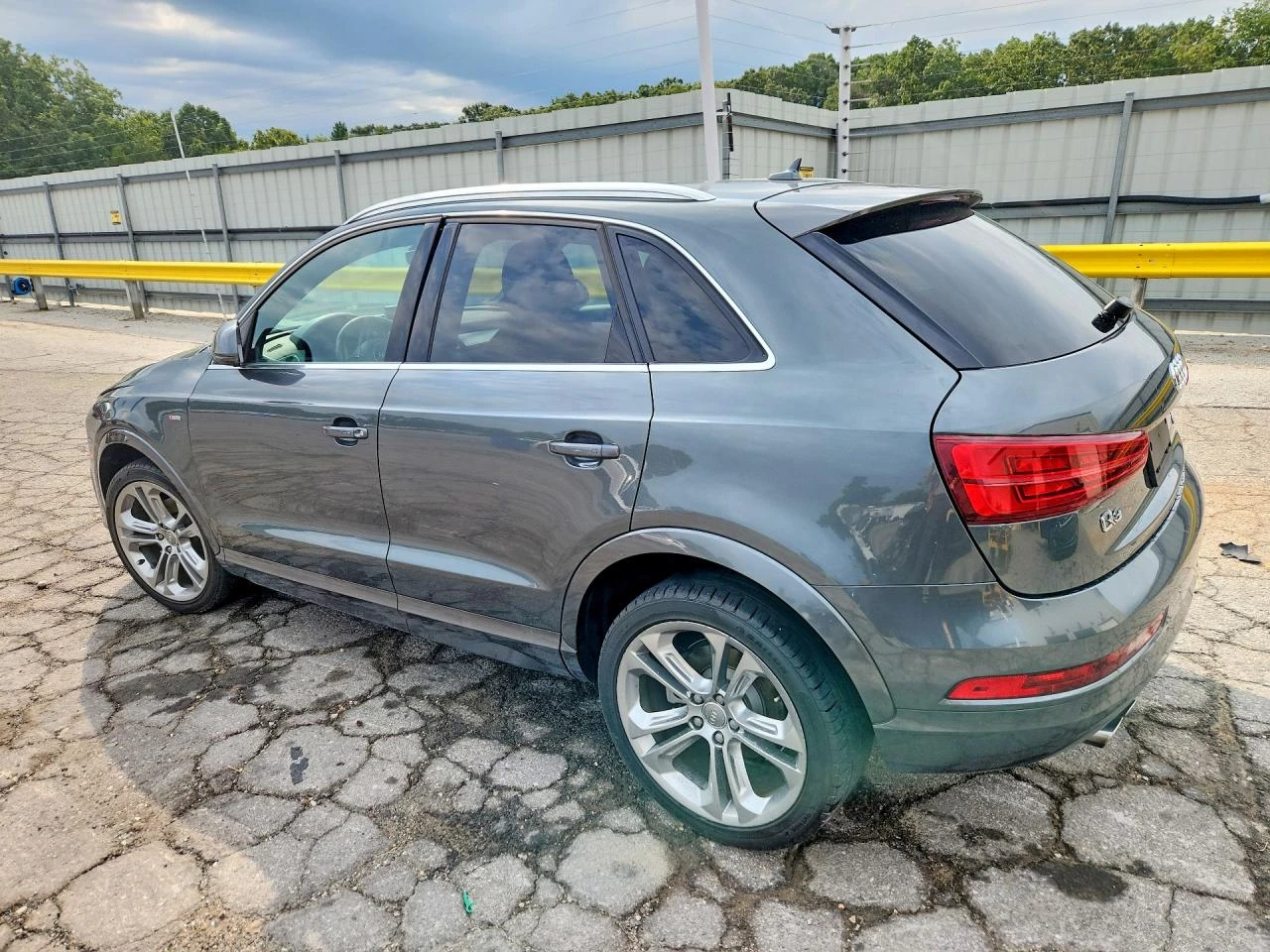 Audi Q3 2.0l Premium Plus, снимка 2 - Автомобили и джипове - 56076348