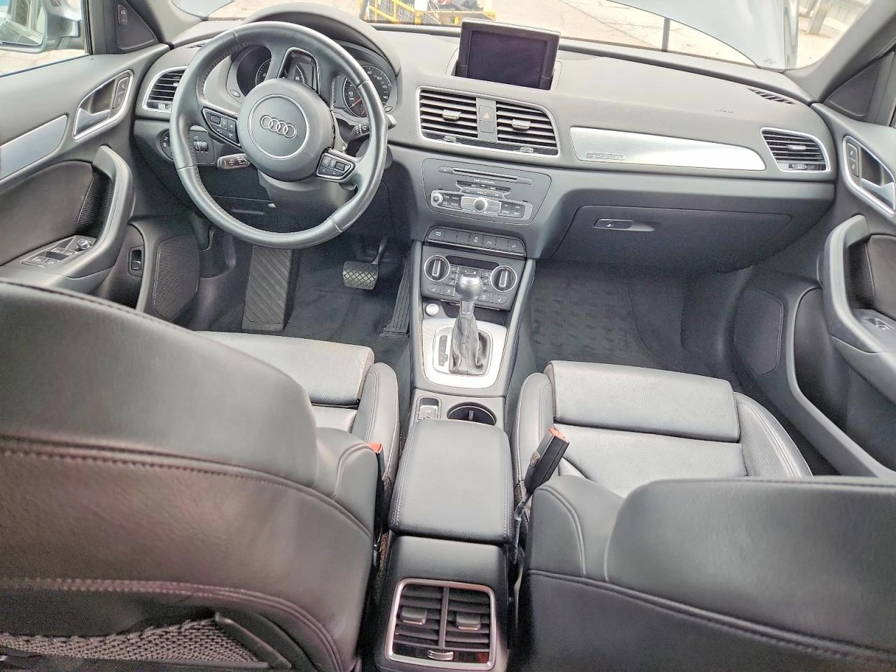 Audi Q3 2.0l Premium Plus, снимка 8 - Автомобили и джипове - 56076348