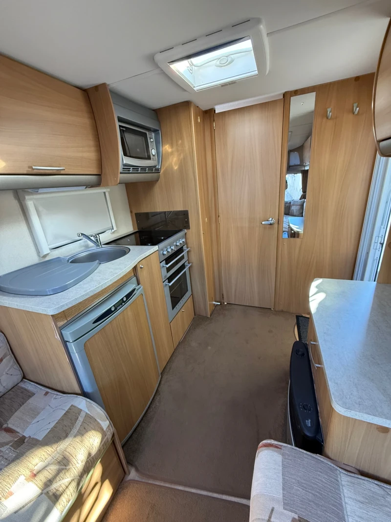 Каравана Swift Charisma 230, снимка 10 - Каравани и кемпери - 52107403