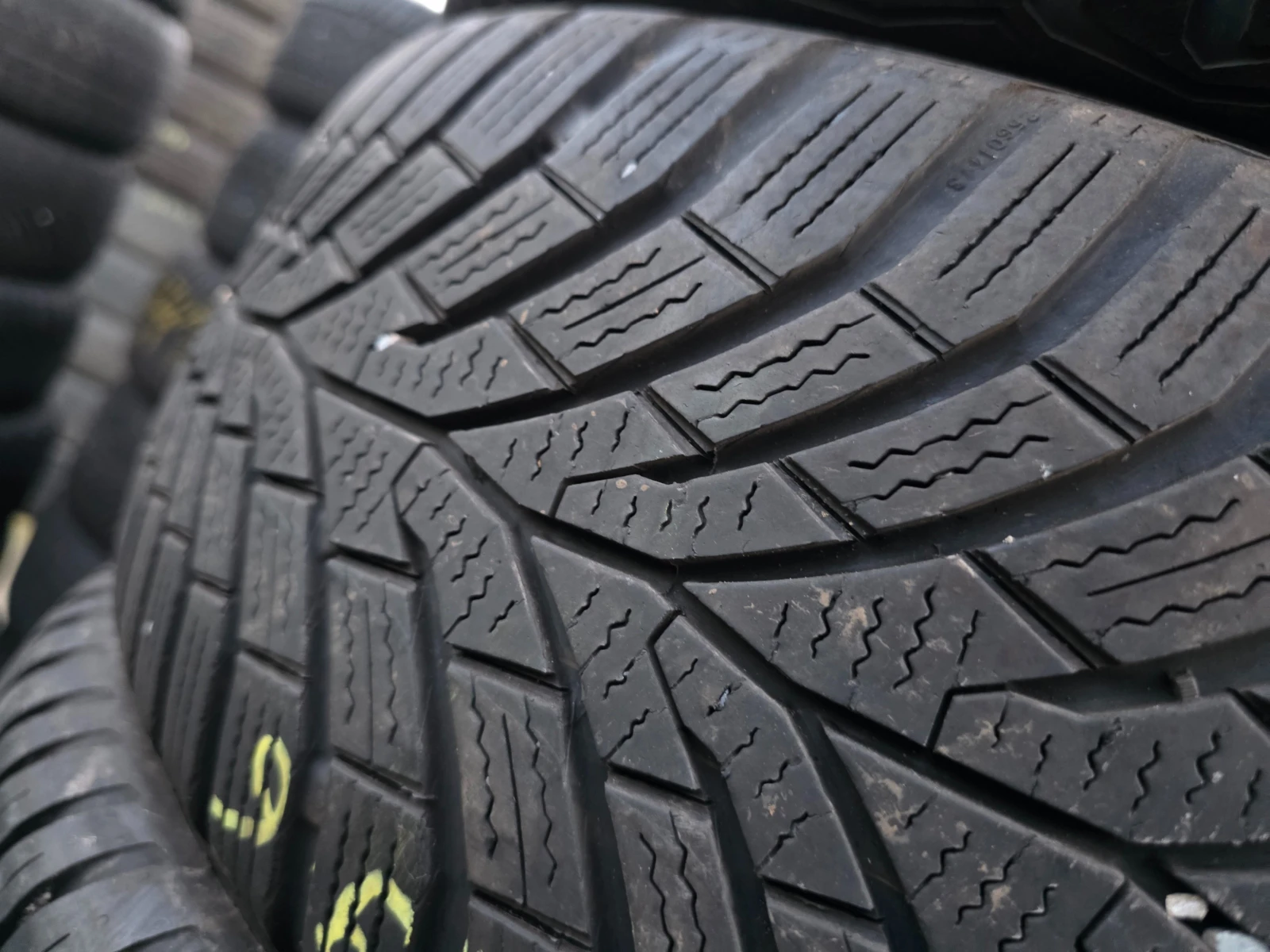 Гуми Зимни 205/55R16, снимка 2 - Гуми и джанти - 54735017