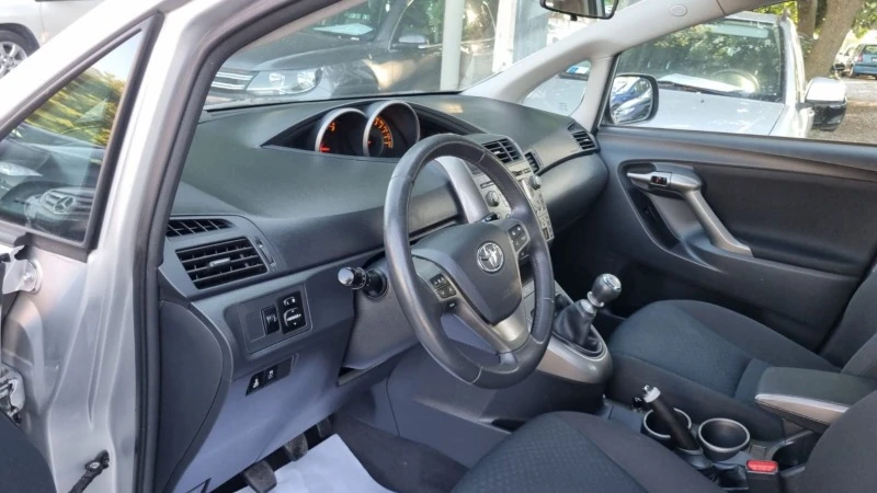 Toyota Verso 2.0 d4d, снимка 5 - Автомобили и джипове - 44718602