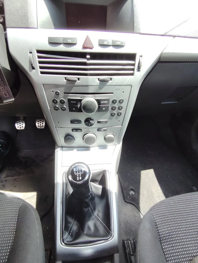 Opel Astra GTC 1.6, снимка 8 - Автомобили и джипове - 54618860