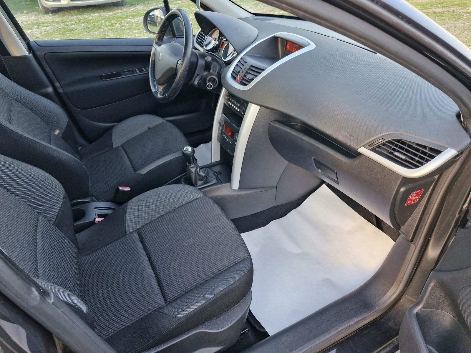 Peugeot 207 1.4 бензин 73к.с. фейслифт, климатроник , снимка 12 - Автомобили и джипове - 54100706