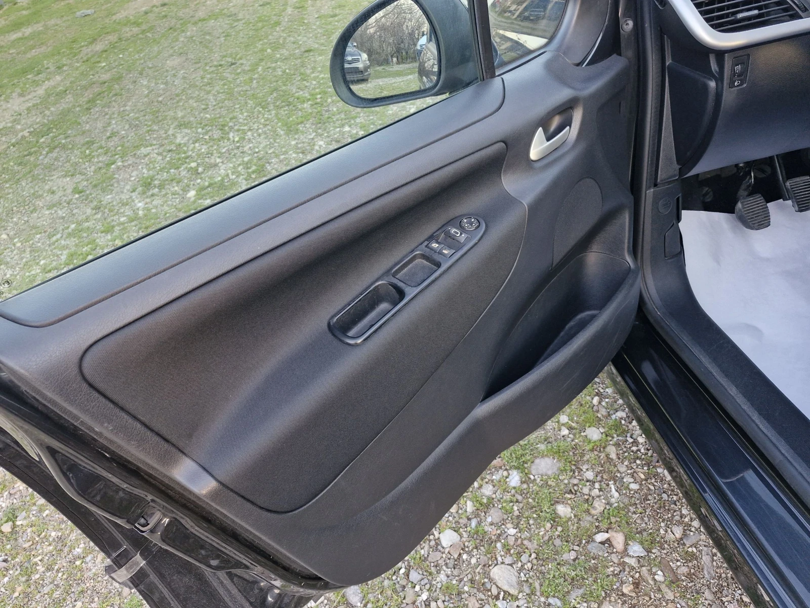 Peugeot 207 1.4 бензин 73к.с. фейслифт, климатроник , снимка 15 - Автомобили и джипове - 54100706