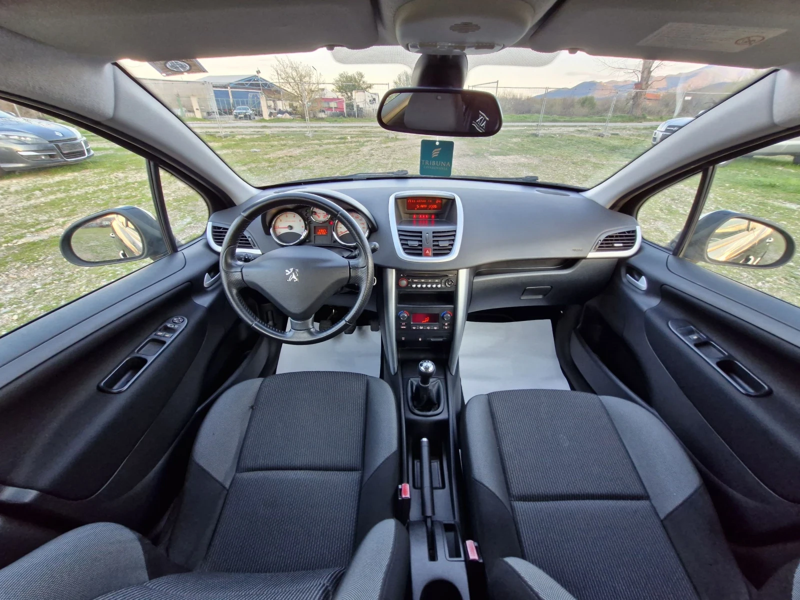 Peugeot 207 1.4 бензин 73к.с. фейслифт, климатроник , снимка 11 - Автомобили и джипове - 54100706