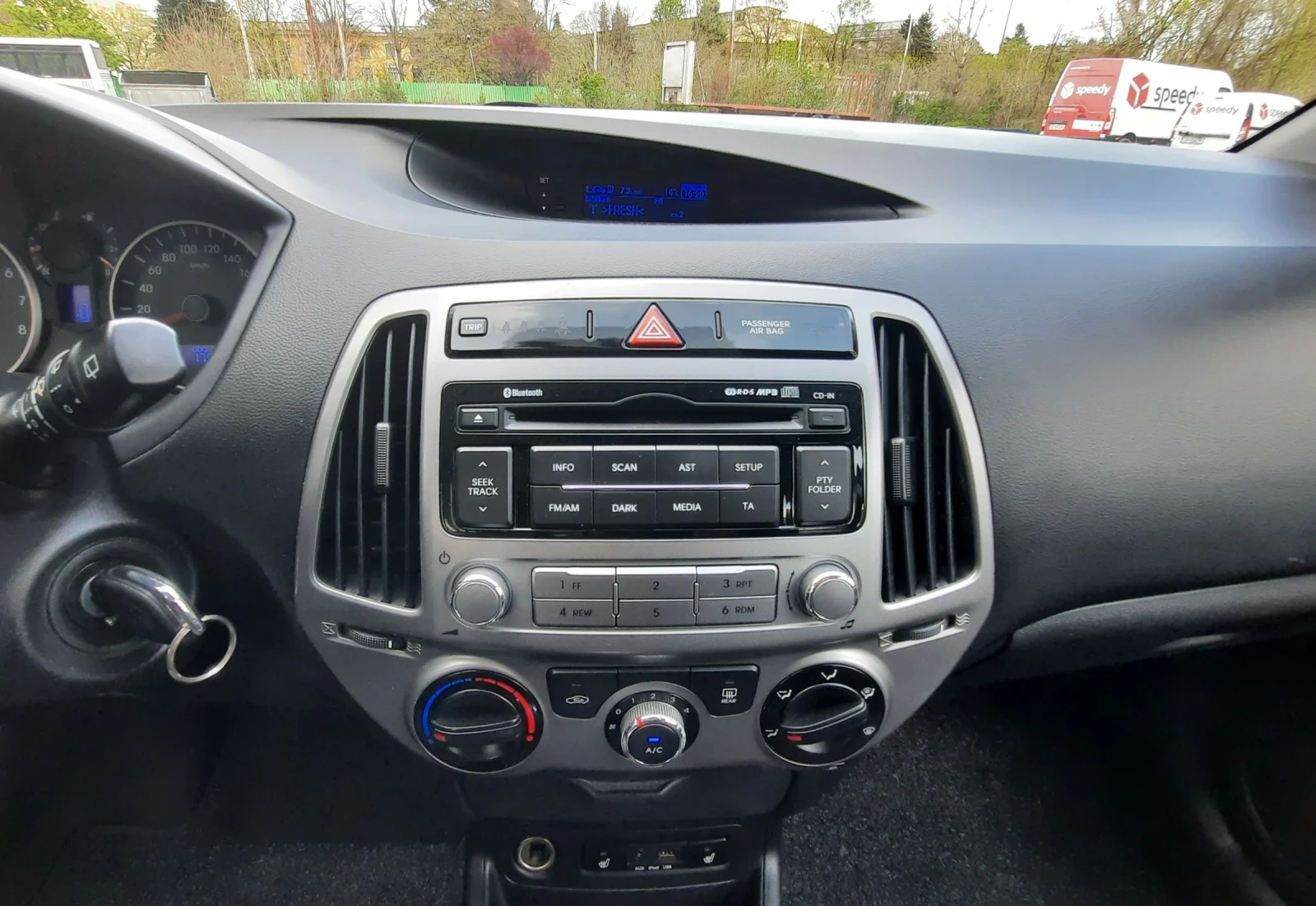 Hyundai I20 1.3i World cup, снимка 14 - Автомобили и джипове - 54259314