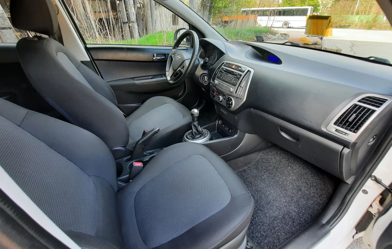 Hyundai I20 1.3i World cup, снимка 12 - Автомобили и джипове - 54259314