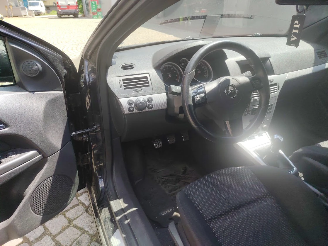 Opel Astra GTC 1.6, снимка 5 - Автомобили и джипове - 54618860