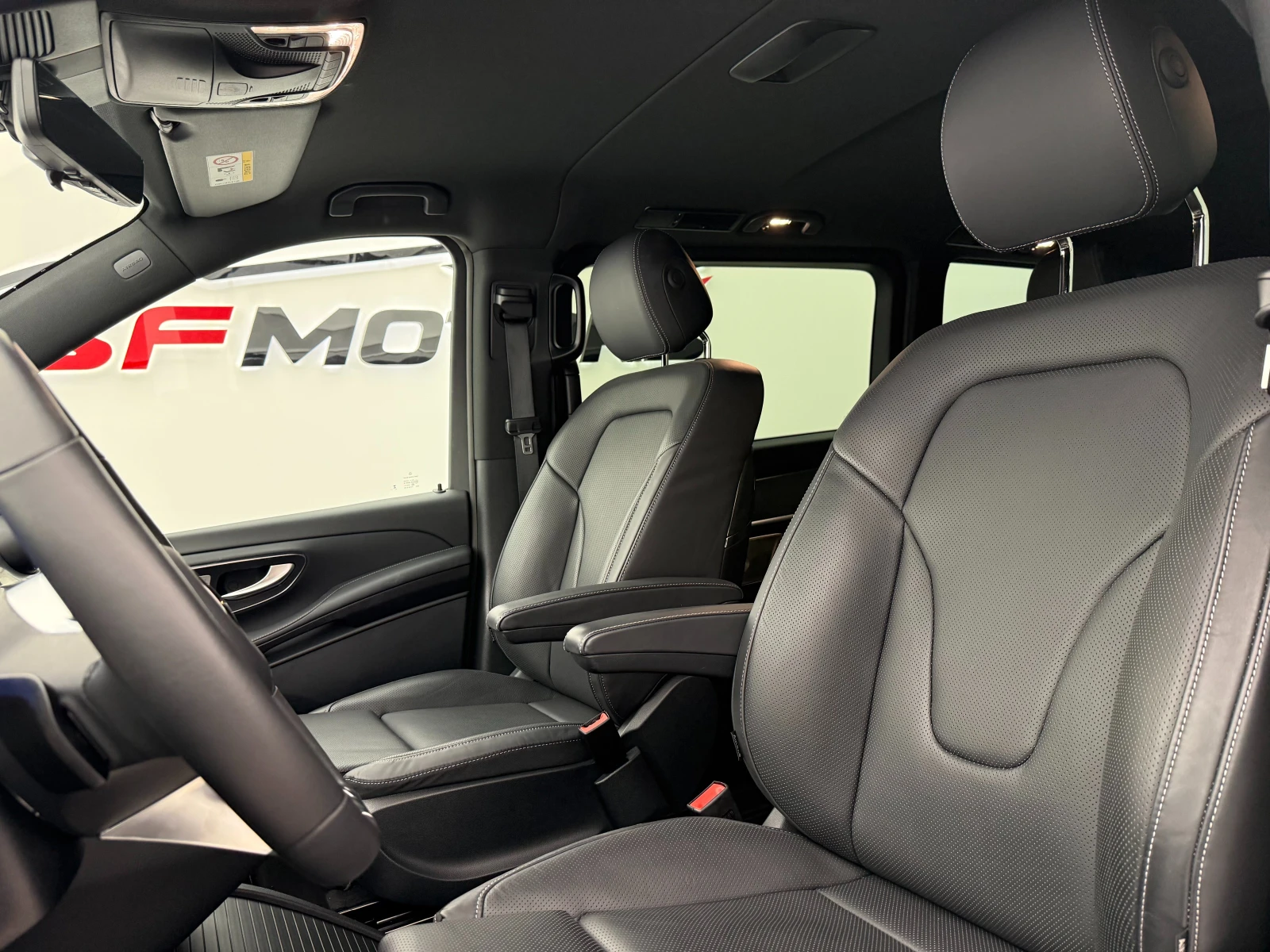 Mercedes-Benz V 300 4MATIC\AMG\Burmester\Long, снимка 8 - Автомобили и джипове - 54849365