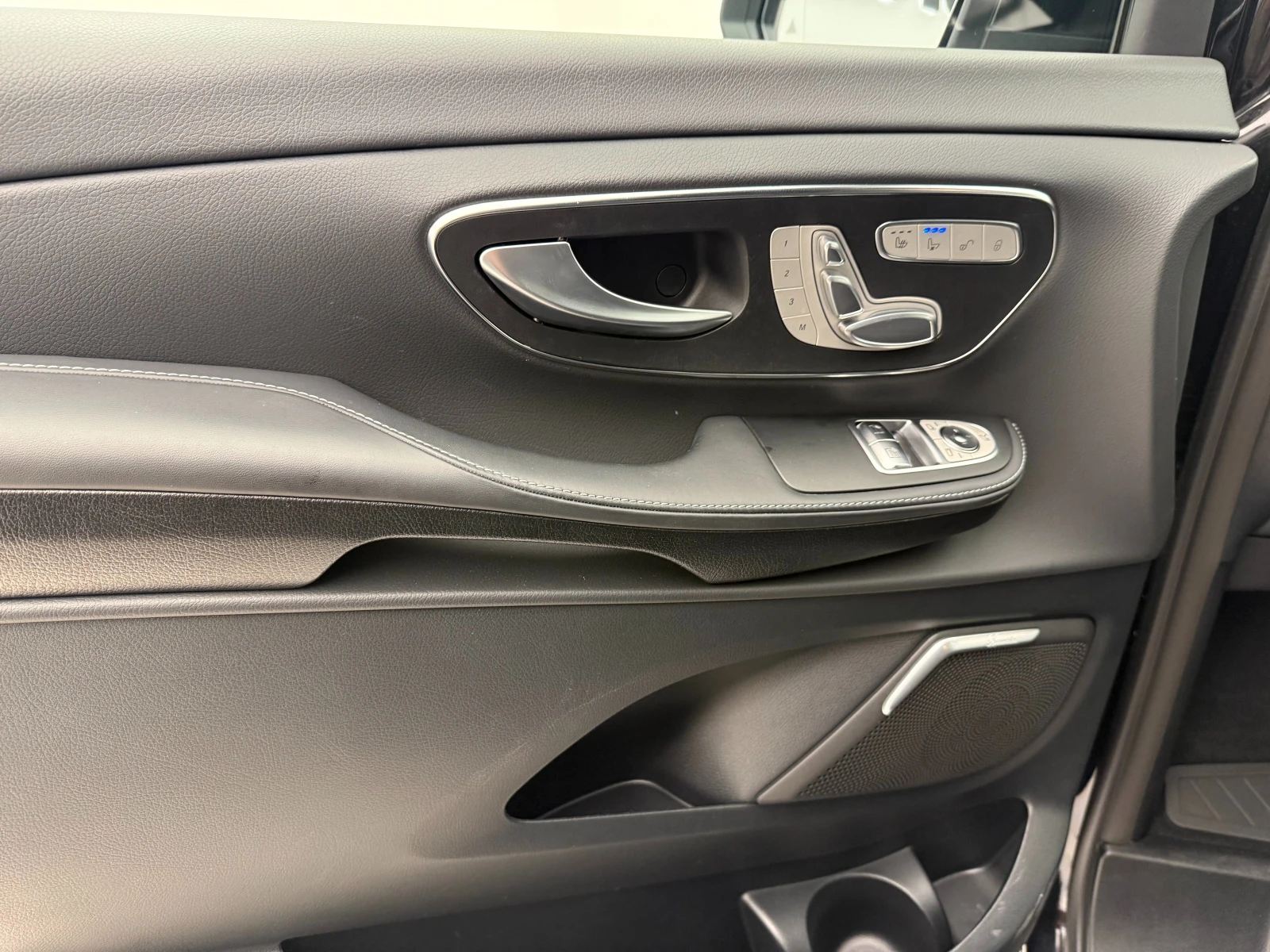 Mercedes-Benz V 300 4MATIC\AMG\Burmester\Long, снимка 14 - Автомобили и джипове - 54849365