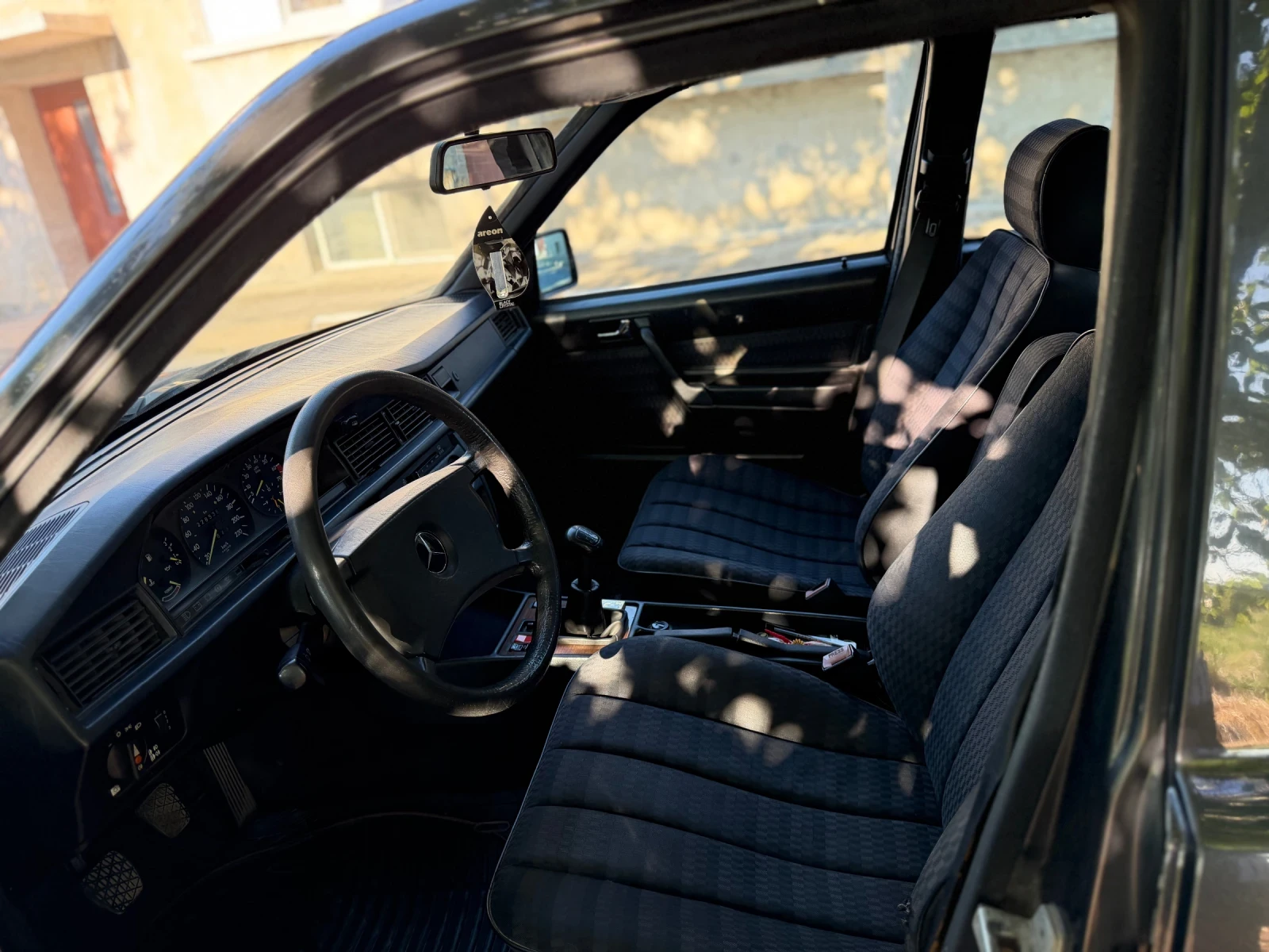 Mercedes-Benz 190 E 2.0i, снимка 8 - Автомобили и джипове - 55512340