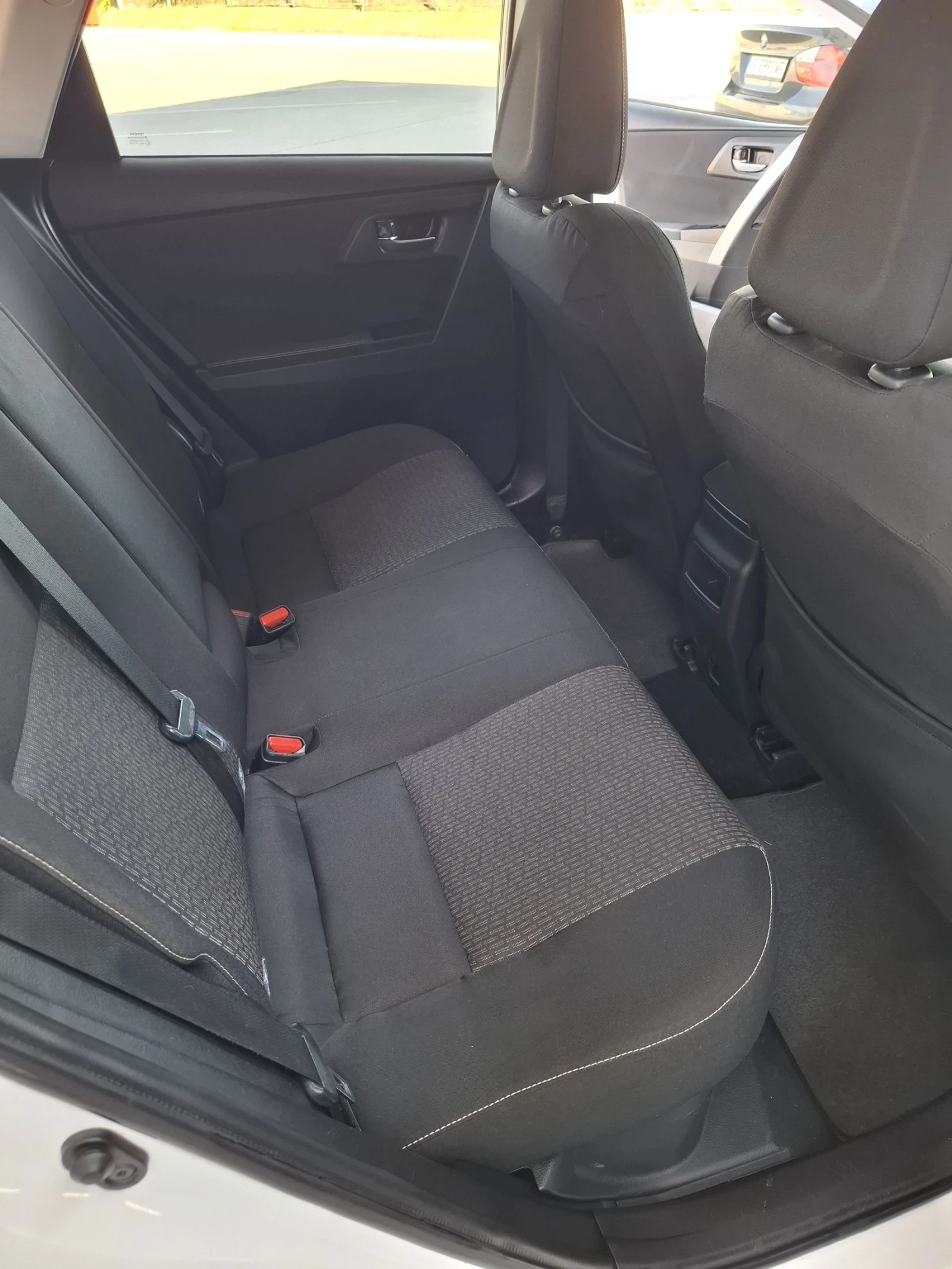 Toyota Auris 1.8 Hybrid - изображение 8