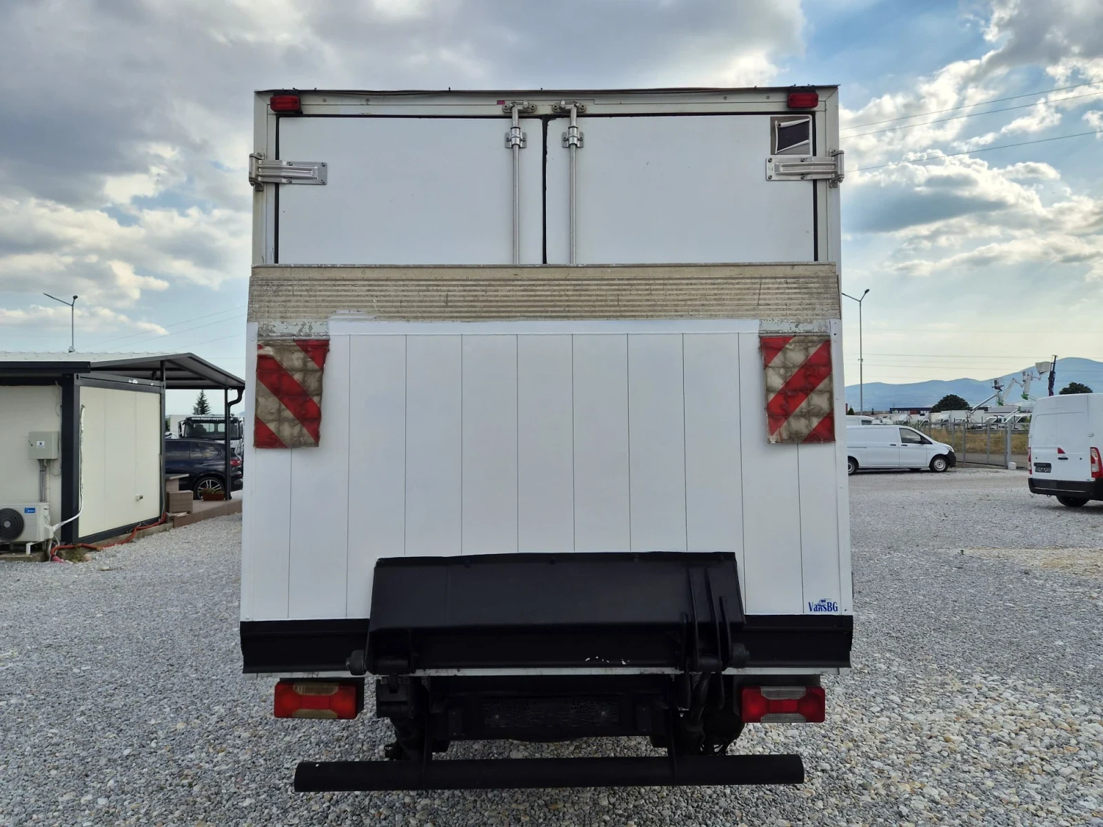 Iveco Daily 35c13 * ХЛАДИЛЕН * Падаща борд * 4.20м * До 3.5Тон, снимка 4 - Бусове и автобуси - 55619083