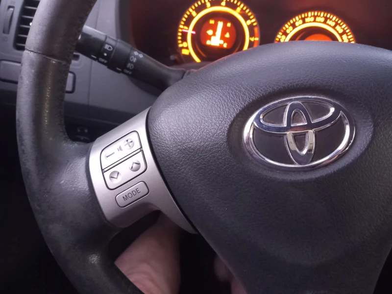 Toyota Auris 1.4  бензин97кс, снимка 10 - Автомобили и джипове - 50976666