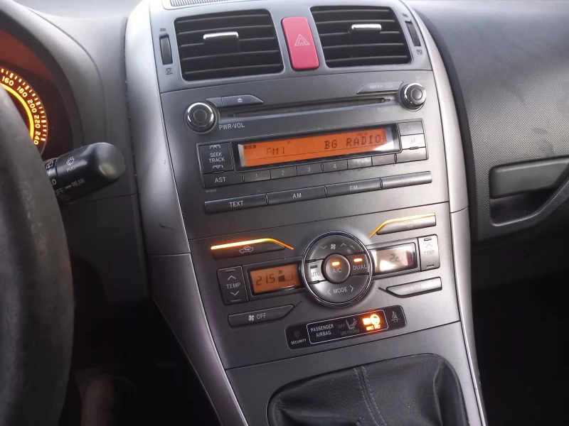 Toyota Auris 1.4  бензин97кс, снимка 8 - Автомобили и джипове - 50976666