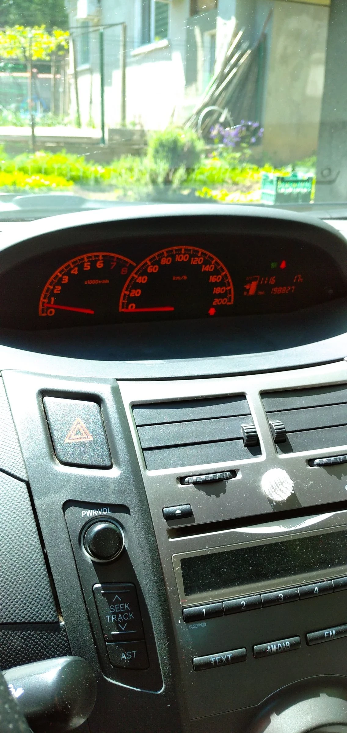 Toyota Yaris 1.33 - изображение 10