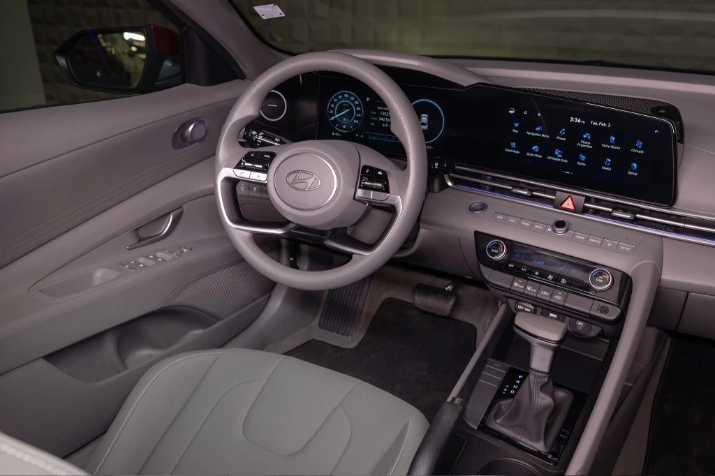 Hyundai Elantra, снимка 7 - Автомобили и джипове - 54353588