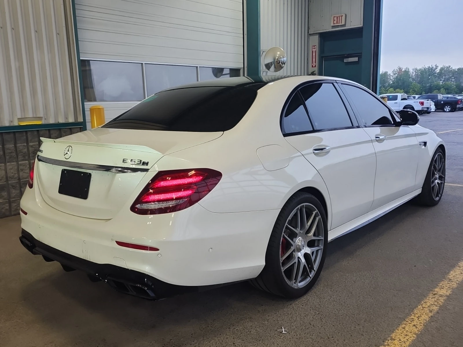 Mercedes-Benz E 63 AMG * S * АВТОКРЕДИТ БЕЗ ПЪРВОНАЧАЛНА ВНОСКА, снимка 3 - Автомобили и джипове - 55806920