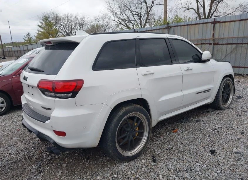 Jeep Grand cherokee TRACKHAWK 4X4/DISTRONIC/FULL/707HP - изображение 6