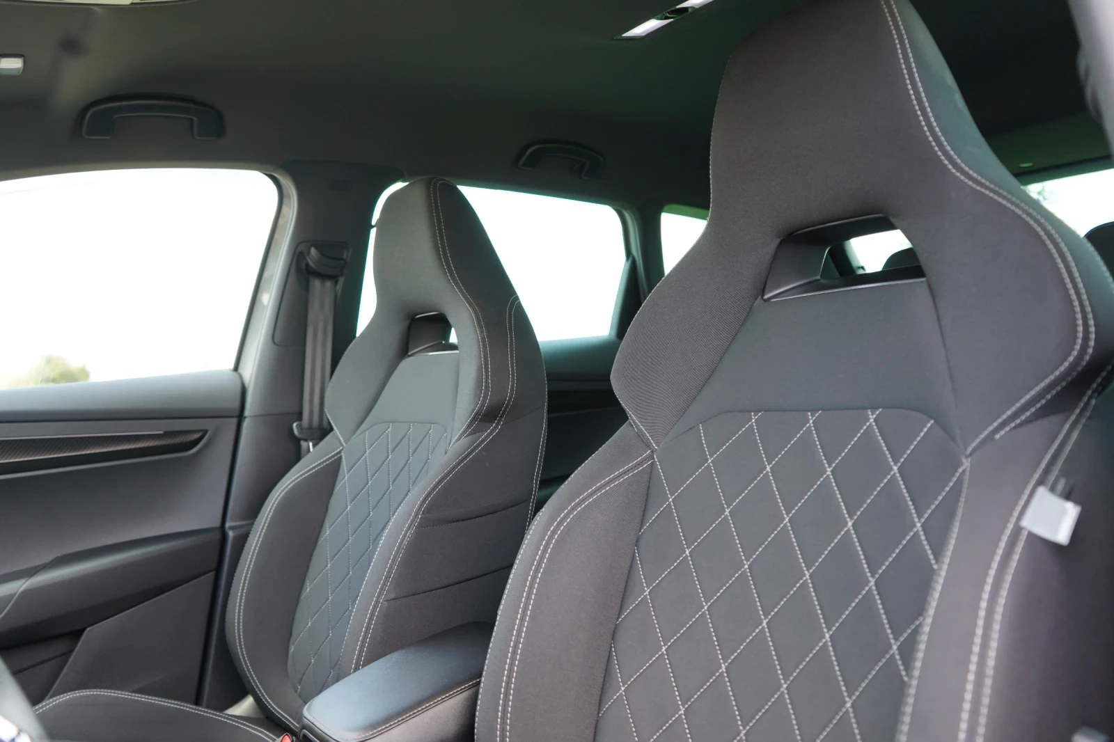 Skoda Karoq 1.5 TSI* SPORTLINE* KEYLESS* CANTON* CAMERA* DISTR, снимка 8 - Автомобили и джипове - 54680771