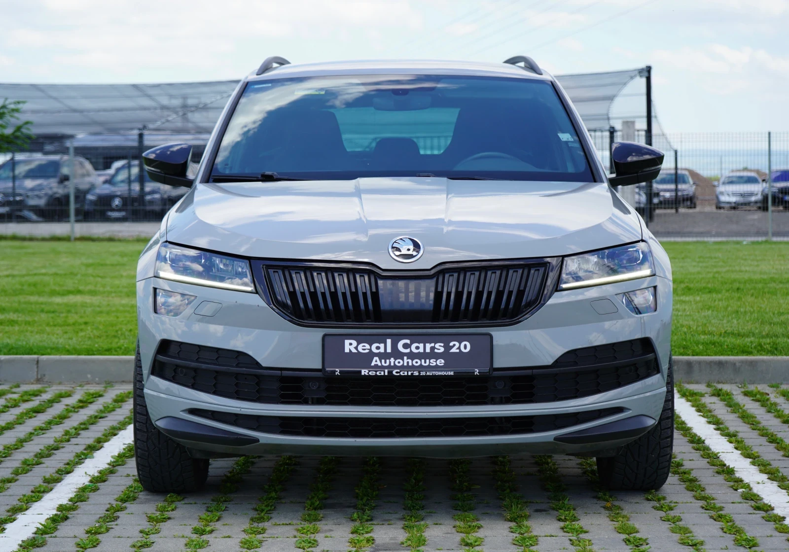 Skoda Karoq 1.5 TSI* SPORTLINE* KEYLESS* CANTON* CAMERA* DISTR, снимка 2 - Автомобили и джипове - 54680771